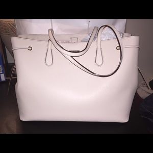 Kate Spade New York Laurel Way Ari
New With Tag
